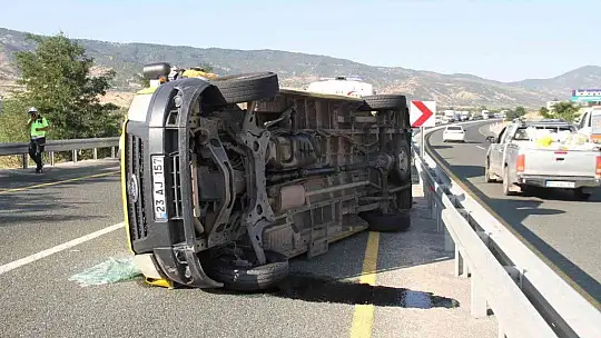 Düğünden dönen minibüs yan yattı: 14 yaralı
