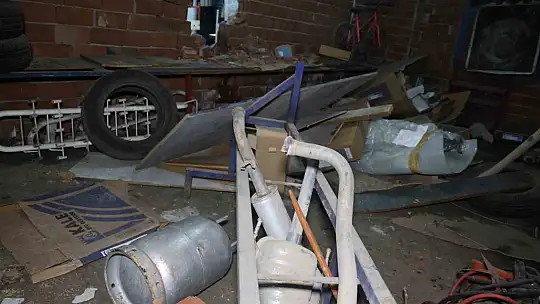 Dükkana girerek başına silah dayayan şahıs 48 bin TL'lik zarar verdi: 7 saattir polise direniyor