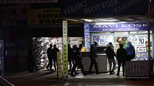 Dükkana girerek başına silah dayayan şahıs 48 bin TL'lik zarar verdi: 7 saattir polise direniyor