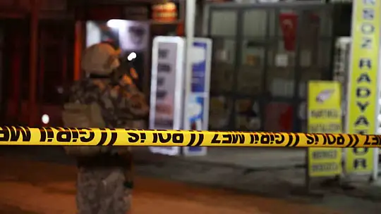 Dükkana girerek başına silah dayayan şahıs 48 bin TL'lik zarar verdi: 7 saattir polise direniyor