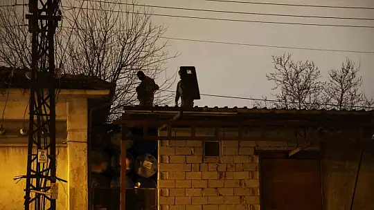 Dükkana girerek başına silah dayayan şahıs 48 bin TL'lik zarar verdi: 7 saattir polise direniyor