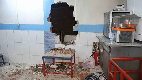 Dükkana girerek başına silah dayayan şahıs 48 bin TL'lik zarar verdi: 7 saattir polise direniyor