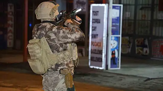 Dükkana girerek başına silah dayayan şahıs 48 bin TL'lik zarar verdi: 7 saattir polise direniyor