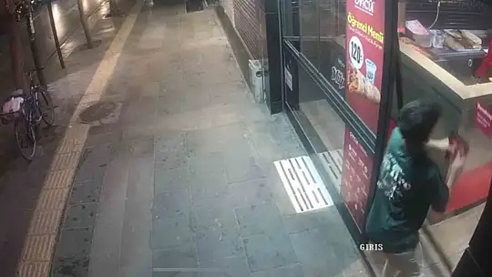 Dükkanın kapısını görmedi, kafasını çarptı