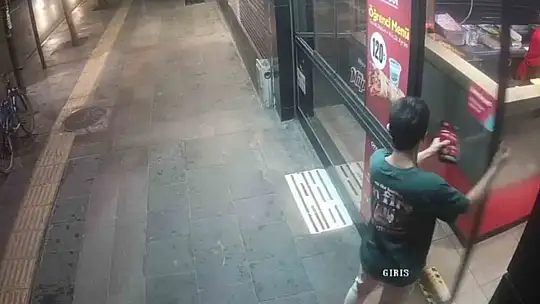 Dükkanın kapısını görmedi, kafasını çarptı