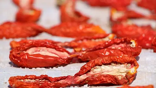 Dünya sofralarına lezzet katacak kurutmalık domatesin hasadı başladı