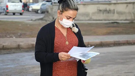 Kayıp Kedisini Sokak Sokak Arıyor