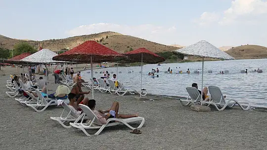 Hazar Gölü, bayram tatilini fırsat bilenlerin akınına uğradı
