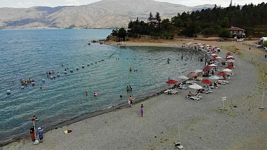 Hazar Gölü, bayram tatilini fırsat bilenlerin akınına uğradı