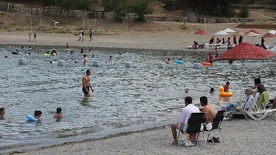Hazar Gölü, bayram tatilini fırsat bilenlerin akınına uğradı