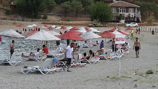 Hazar Gölü, bayram tatilini fırsat bilenlerin akınına uğradı