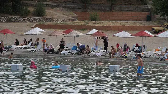 Hazar Gölü, bayram tatilini fırsat bilenlerin akınına uğradı
