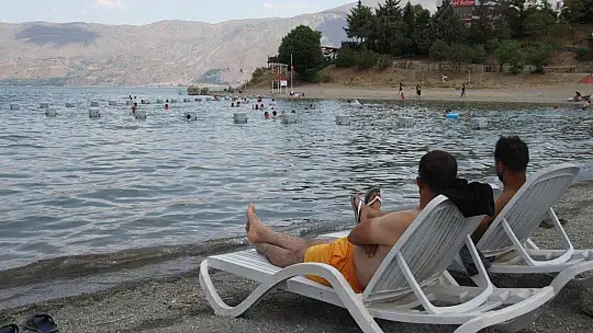 Hazar Gölü, bayram tatilini fırsat bilenlerin akınına uğradı