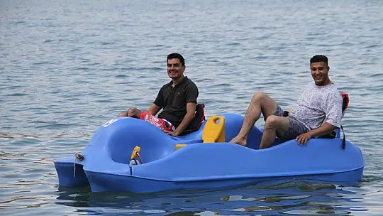 Hazar Gölü, bayram tatilini fırsat bilenlerin akınına uğradı