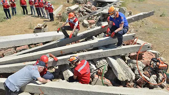 Eğitimcilerden gerçeği aratmayan deprem tatbikatı