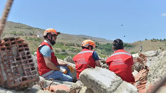 Eğitimcilerden gerçeği aratmayan deprem tatbikatı