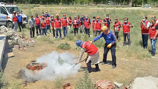 Eğitimcilerden gerçeği aratmayan deprem tatbikatı
