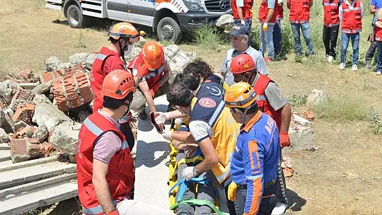 Eğitimcilerden gerçeği aratmayan deprem tatbikatı