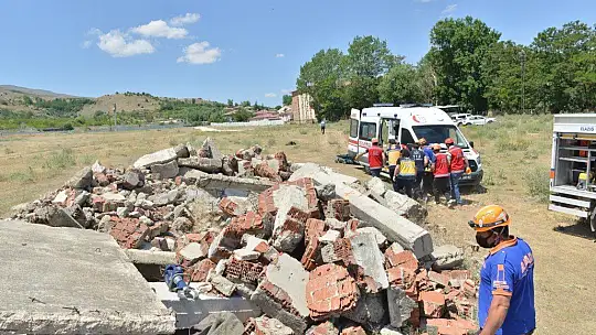 Eğitimcilerden gerçeği aratmayan deprem tatbikatı