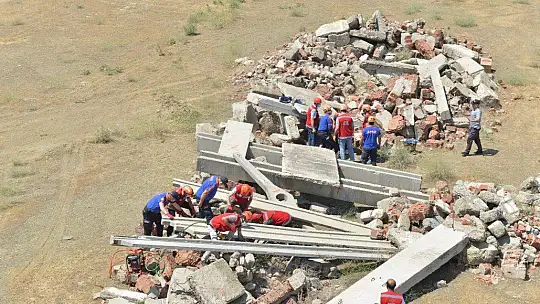Eğitimcilerden gerçeği aratmayan deprem tatbikatı