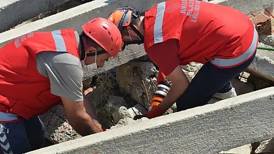Eğitimcilerden gerçeği aratmayan deprem tatbikatı