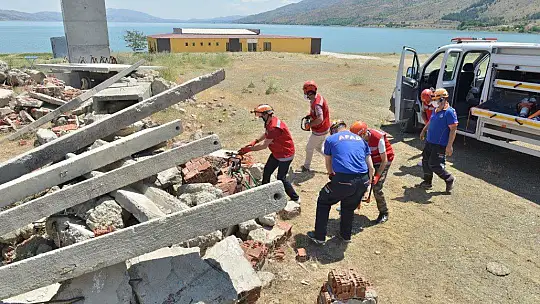 Eğitimcilerden gerçeği aratmayan deprem tatbikatı