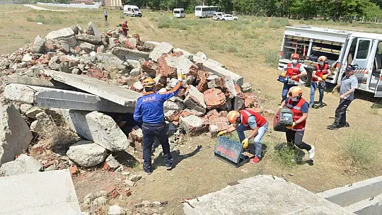Eğitimcilerden gerçeği aratmayan deprem tatbikatı
