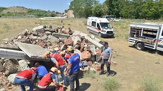 Eğitimcilerden gerçeği aratmayan deprem tatbikatı