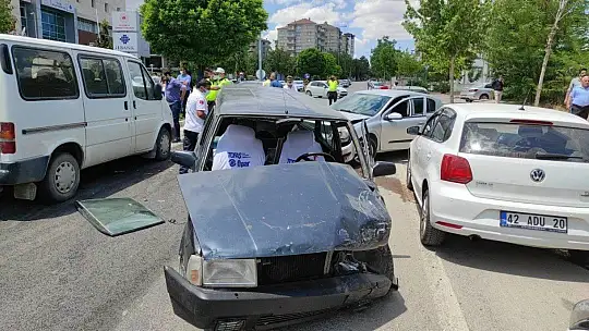Ehliyetsiz sürücü ters yöne girdi, iki otomobile çarptı: 2 yaralı