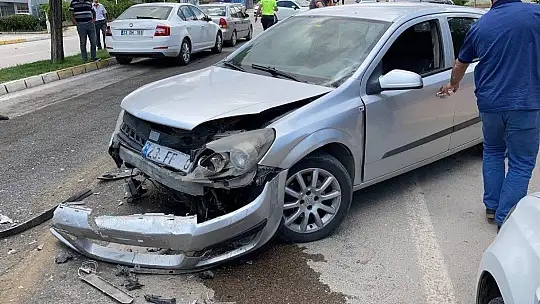 Ehliyetsiz sürücü ters yöne girdi, iki otomobile çarptı: 2 yaralı