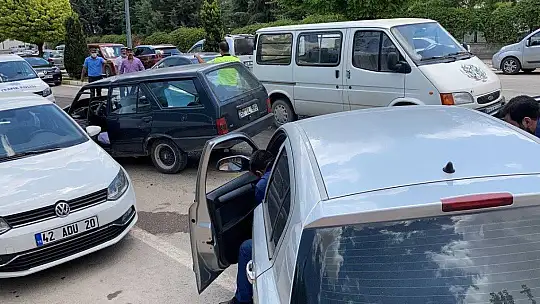 Ehliyetsiz sürücü ters yöne girdi, iki otomobile çarptı: 2 yaralı