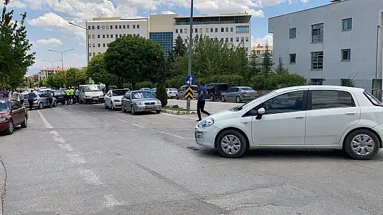 Ehliyetsiz sürücü ters yöne girdi, iki otomobile çarptı: 2 yaralı
