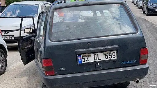Ehliyetsiz sürücü ters yöne girdi, iki otomobile çarptı: 2 yaralı