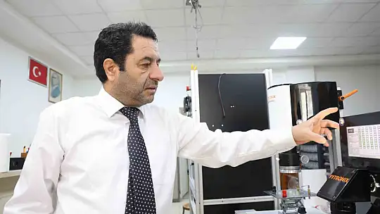 Einstein'in Nobel ödülü aldığı teoriyi ispatlayan Türk profesör 'online savaşa' dikkat çekti