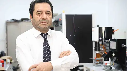 Einstein'in Nobel ödülü aldığı teoriyi ispatlayan Türk profesör 'online savaşa' dikkat çekti