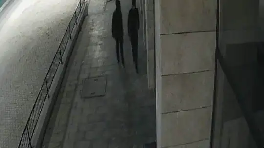 El arabasını iş yerinin önüne çektiler, ne var ne yok çalıp kaçtılar