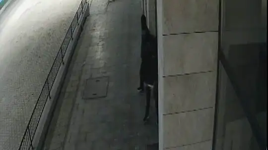 El arabasını iş yerinin önüne çektiler, ne var ne yok çalıp kaçtılar