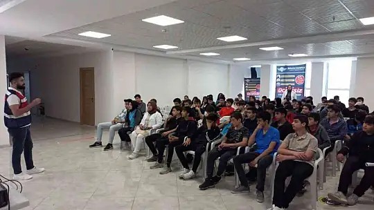 Elazığ 'da 11 okuldan 670 öğrenci ve 39 öğretmene siber farkındalık eğitimi verildi