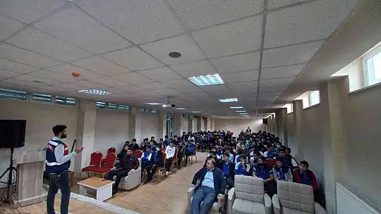 Elazığ 'da 11 okuldan 670 öğrenci ve 39 öğretmene siber farkındalık eğitimi verildi