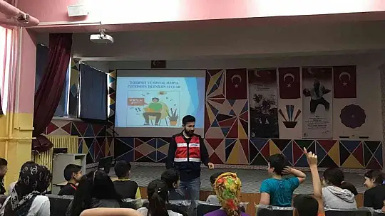 Elazığ 'da 11 okuldan 670 öğrenci ve 39 öğretmene siber farkındalık eğitimi verildi