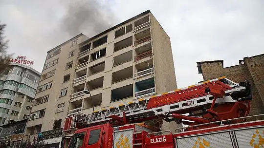 Elazığ'a hasarlı binada yangın