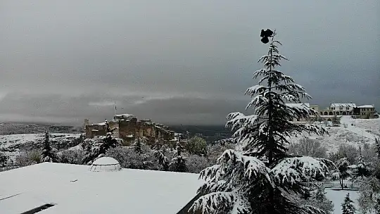 Elazığ'a mevsimin ilk karı yağdı, Harput'ta kartpostallık görüntüler oluştu