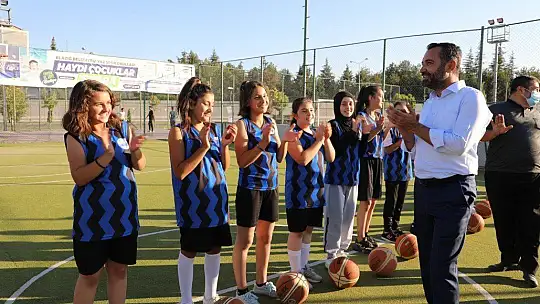 Elazığ Belediye Başkanı Şerifoğulları miniklerle maç yaptı