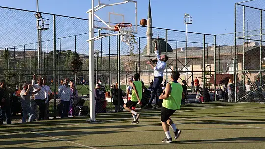 Elazığ Belediye Başkanı Şerifoğulları miniklerle maç yaptı