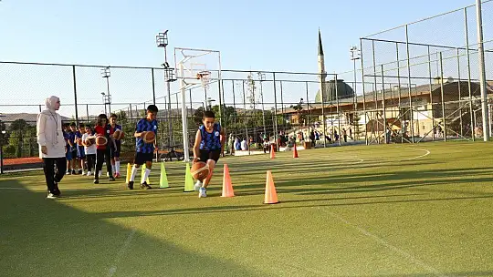 Elazığ Belediye Başkanı Şerifoğulları miniklerle maç yaptı