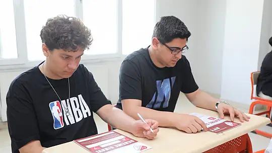 Elazığ Belediyesi, 'O sene, bu sene' sloganı ile Elazığspor temalı YKS deneme sınavı gerçekleştirdi