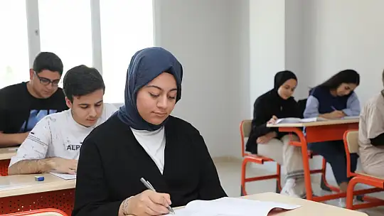 Elazığ Belediyesi, 'O sene, bu sene' sloganı ile Elazığspor temalı YKS deneme sınavı gerçekleştirdi