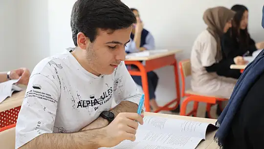 Elazığ Belediyesi, 'O sene, bu sene' sloganı ile Elazığspor temalı YKS deneme sınavı gerçekleştirdi