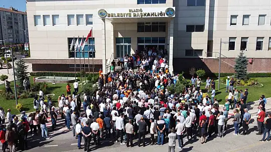 Elazığ Belediyesi çalışanlara yüzde 103 zam yaptı, Başkan Şerifoğulları, davul klarnet eşliğinde çiçeklerle karşılandı
