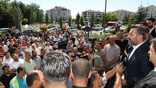 Elazığ Belediyesi çalışanlara yüzde 103 zam yaptı, Başkan Şerifoğulları, davul klarnet eşliğinde çiçeklerle karşılandı